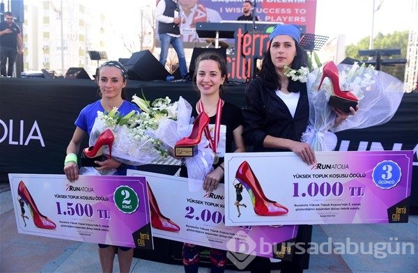 Kadınlar yüksek topuk'la koştu