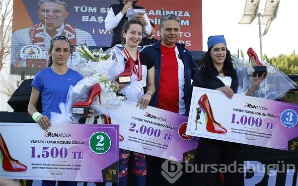 Kadınlar yüksek topuk'la koştu
