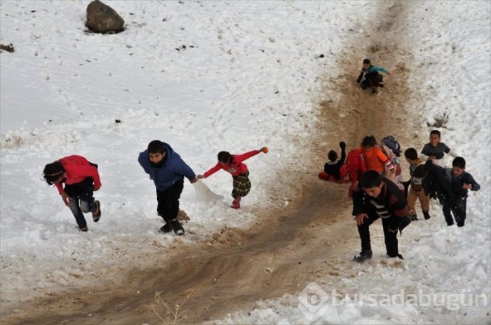 Kar yağışı çocukları sevindirdi
