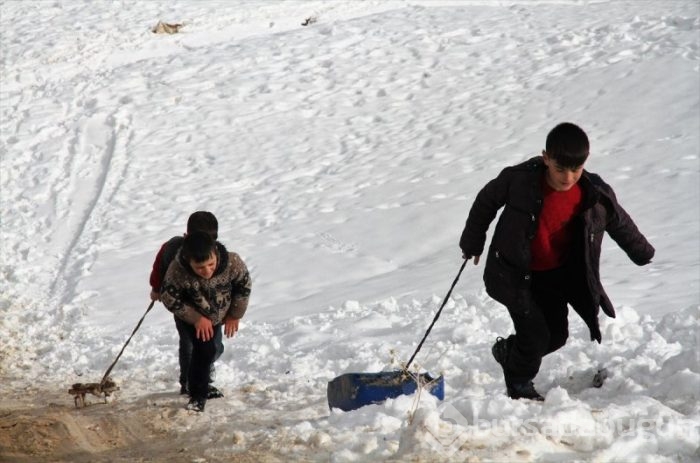 Kar yağışı çocukları sevindirdi
