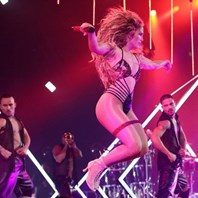 Jennifer Lopez konserde 8 kıyafet değiştirdi