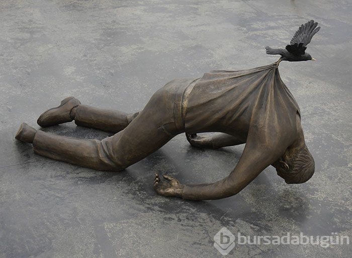 Yer çekimine meydan okuyan heykeller