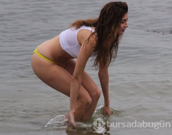 Blanca Blanco çiçekli bikinisiyle