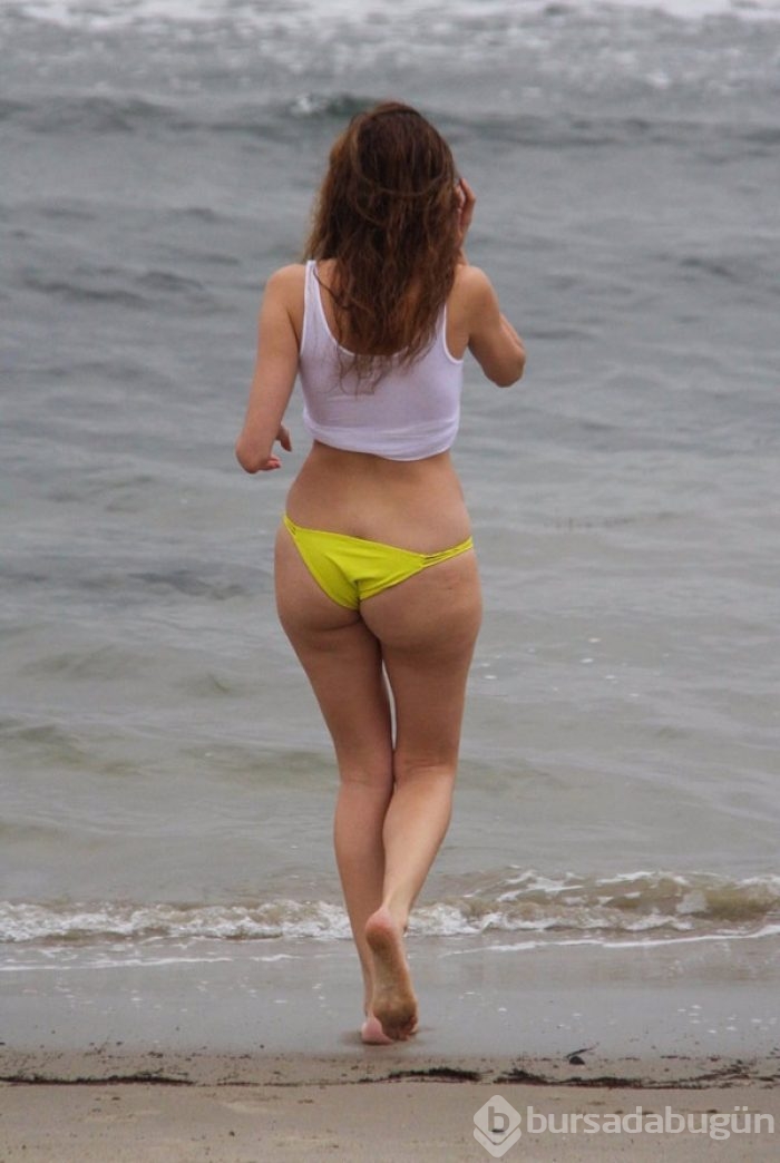 Blanca Blanco çiçekli bikinisiyle