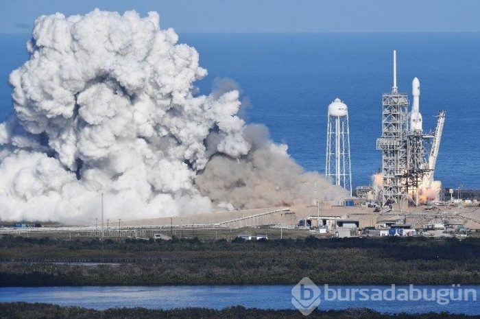 Elon Musk, Tesla otomobili uzaya gönderdi 