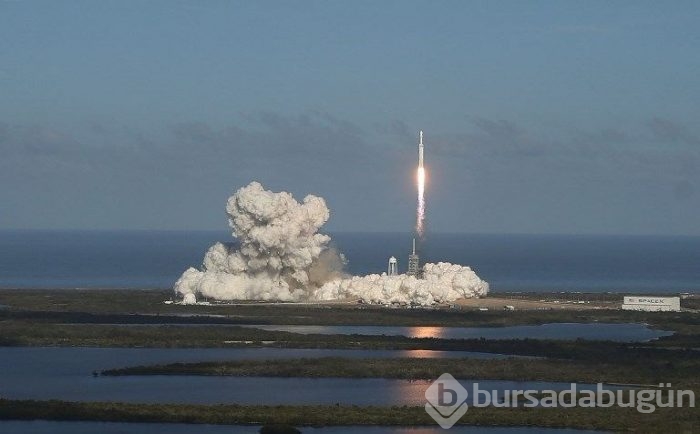 Elon Musk, Tesla otomobili uzaya gönderdi 