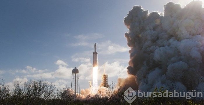 Elon Musk, Tesla otomobili uzaya gönderdi 