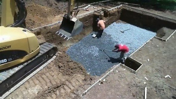 Evinin bahçesinden sıkıldı ve