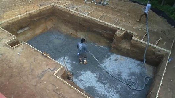 Evinin bahçesinden sıkıldı ve
