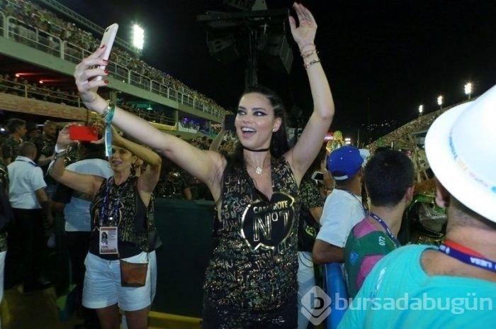 Victoria's Secret modelleri Rio Karnavalı'nda