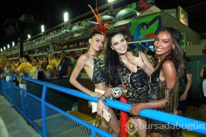 Victoria's Secret modelleri Rio Karnavalı'nda