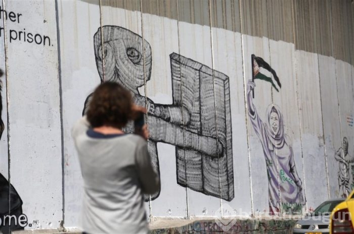 Utanç Duvarı'na grafitilerle isyan