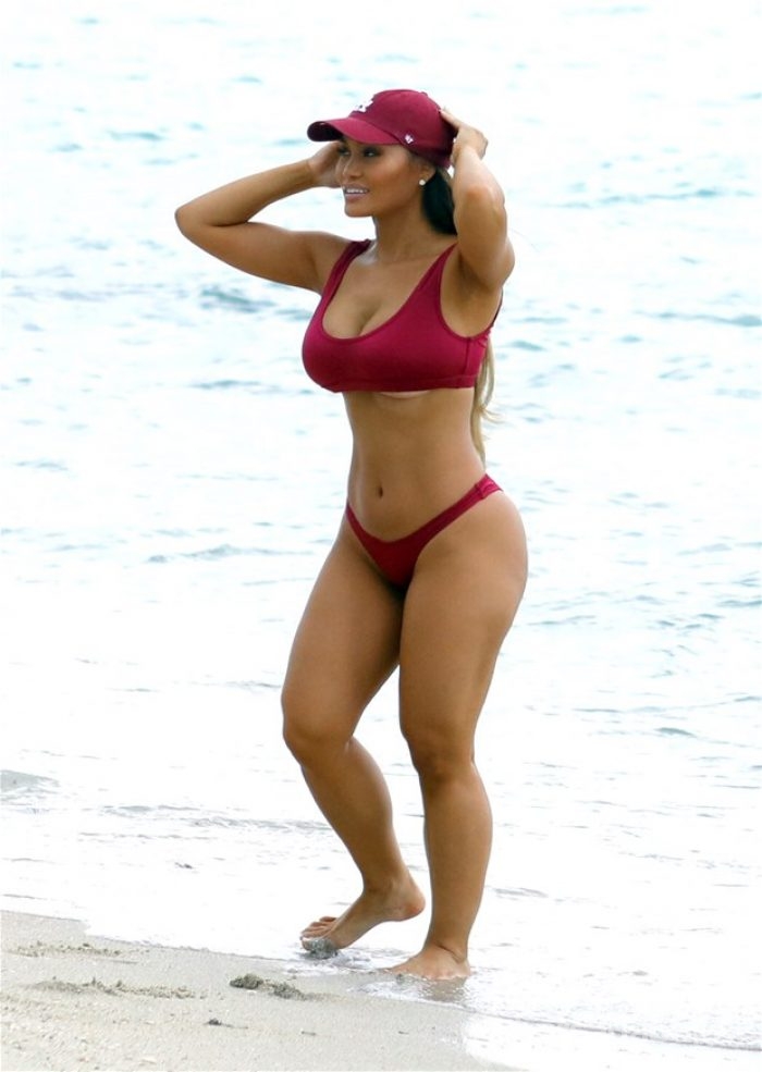 Daphne Joy sahilde şov yaptı