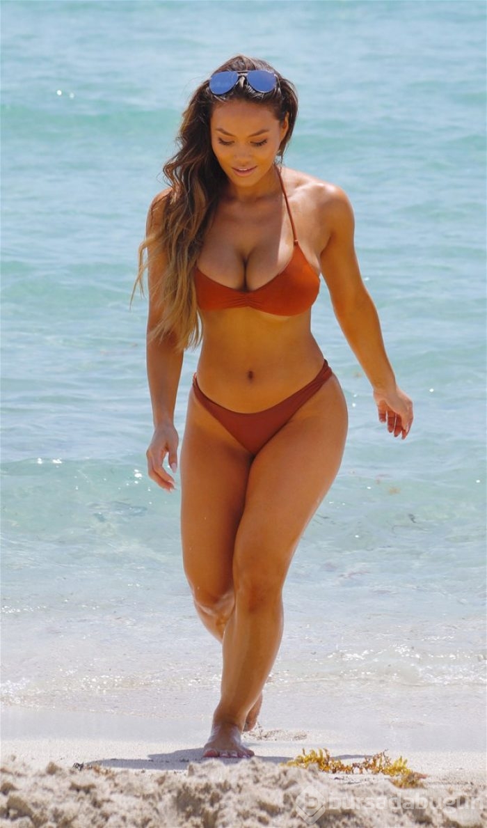 Daphne Joy sahilde şov yaptı