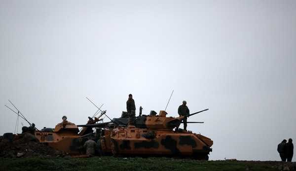 Terör örgütü PKK/YPG, Afrin'de yaşlı köylüleri silah altına aldı