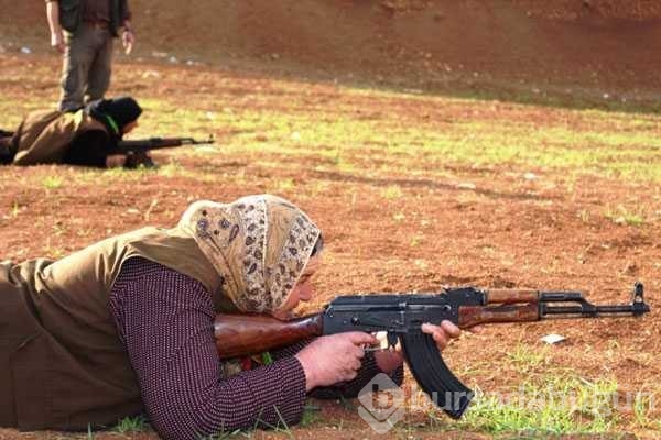 Terör örgütü PKK/YPG, Afrin'de yaşlı köylüleri silah altına aldı