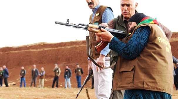 Terör örgütü PKK/YPG, Afrin'de yaşlı köylüleri silah altına aldı