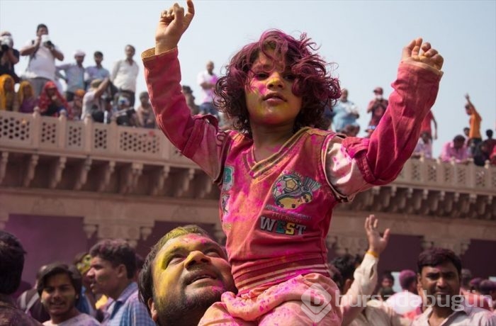 'Holi Festivali'nden renkli görüntüler