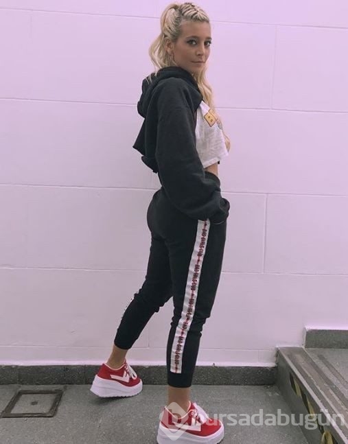 Seksi sunucu kalçalarını sigortalattı!