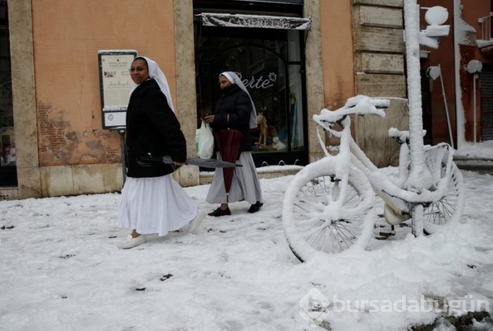 Roma'da 6 yıl sonra ilk kez kar yağdı