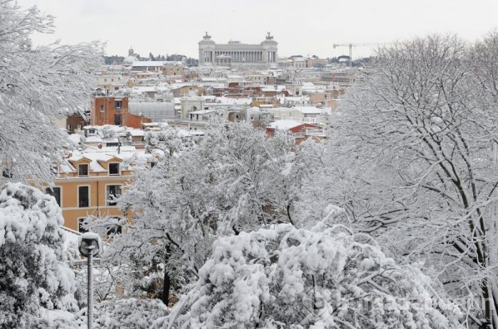 Roma'da 6 yıl sonra ilk kez kar yağdı