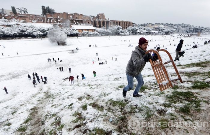 Roma'da 6 yıl sonra ilk kez kar yağdı