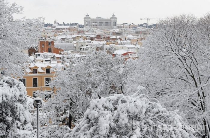 İtalya'nın başkenti Roma'ya 6 yıl sonra kar yağdı
