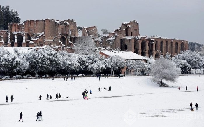 İtalya'nın başkenti Roma'ya 6 yıl sonra kar yağdı
