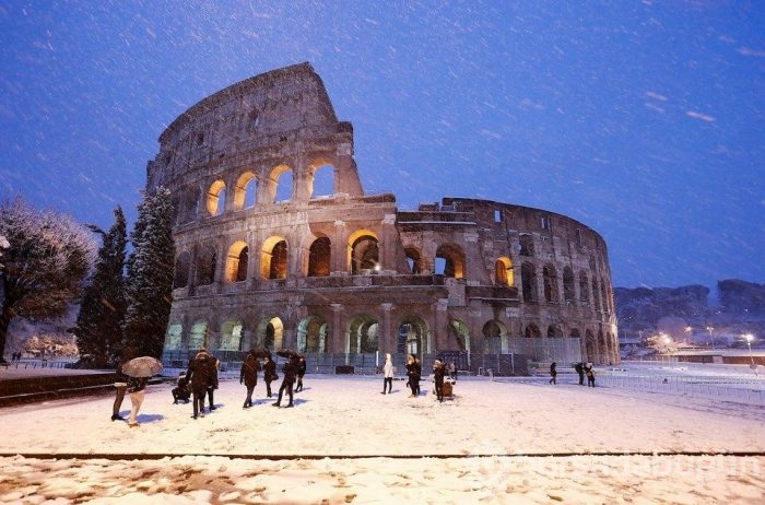 İtalya'nın başkenti Roma'ya 6 yıl sonra kar yağdı
