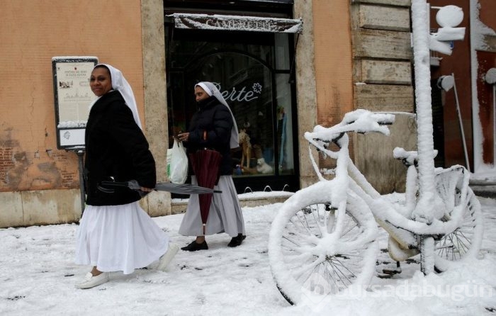 İtalya'nın başkenti Roma'ya 6 yıl sonra kar yağdı
