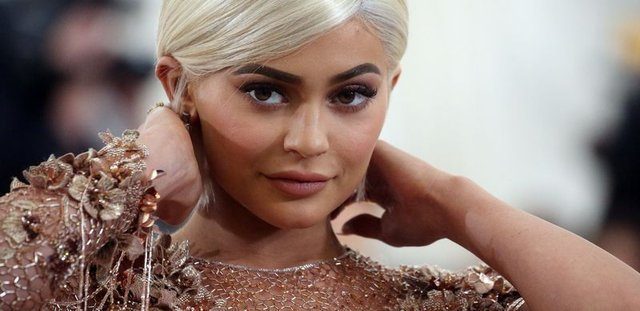 Kylie Jenner kızının fotoğrafını paylaştı
