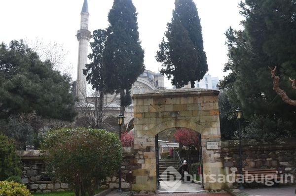 Mimar Sinan eseri caminin 433 yıllık terazi taşları turistlerin ilgisini çekiyor