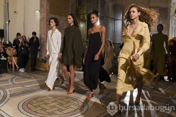 Paris moda haftası nefes kesti