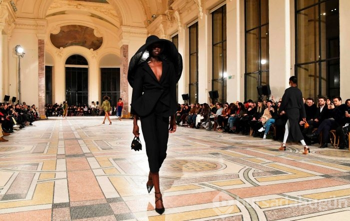 Paris moda haftası nefes kesti