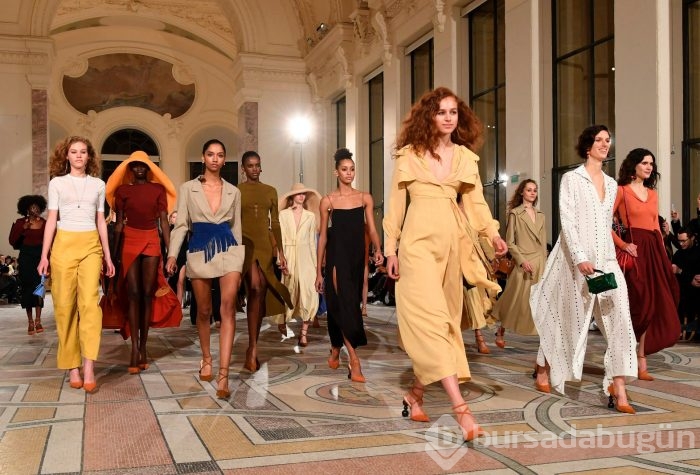 Paris moda haftası nefes kesti