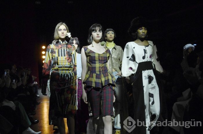 Paris moda haftası nefes kesti