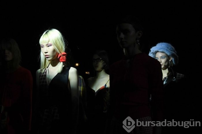 Paris moda haftası nefes kesti