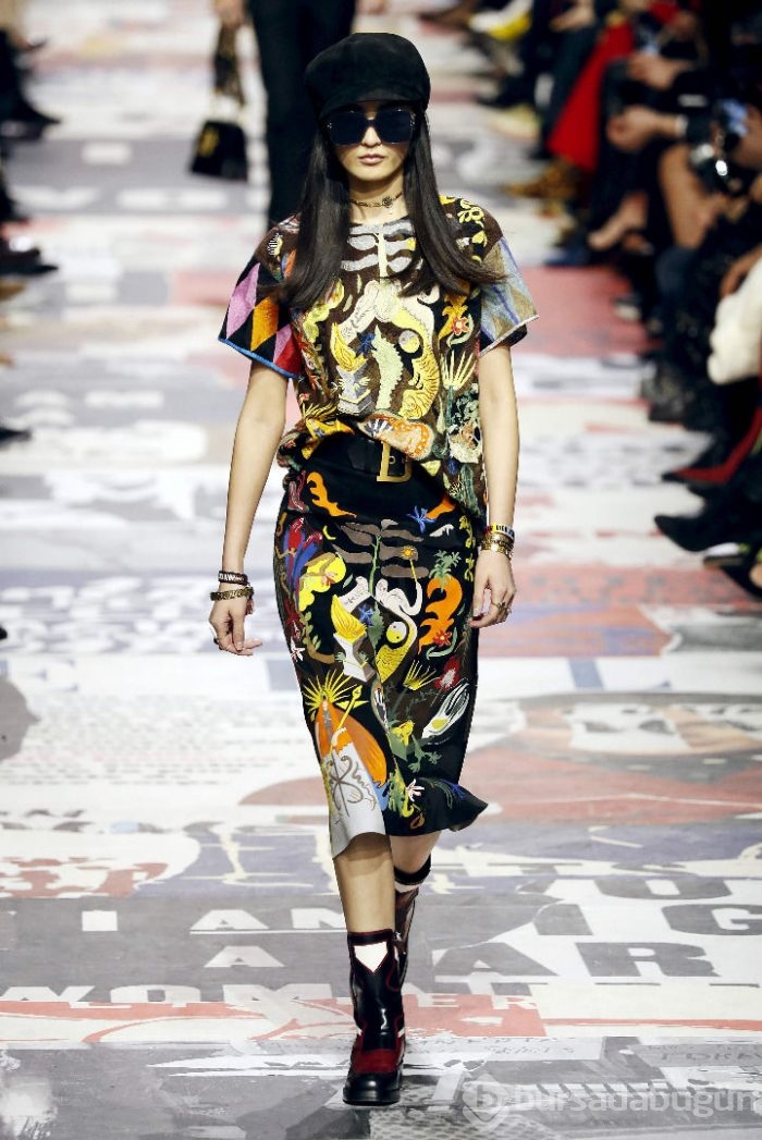 Paris moda haftası nefes kesti