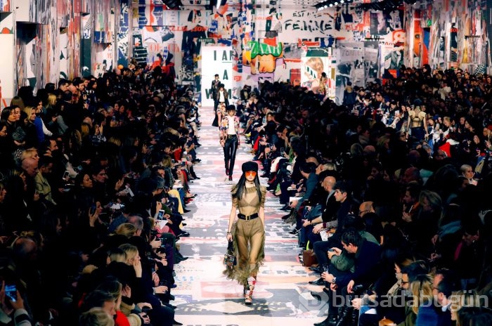 Paris moda haftası nefes kesti
