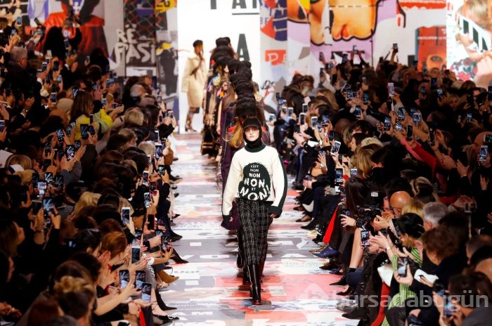 Paris moda haftası nefes kesti