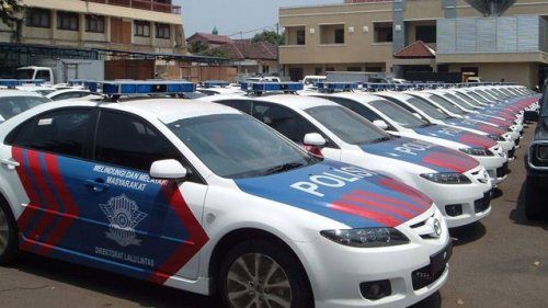 Dünya'dan polis araçları