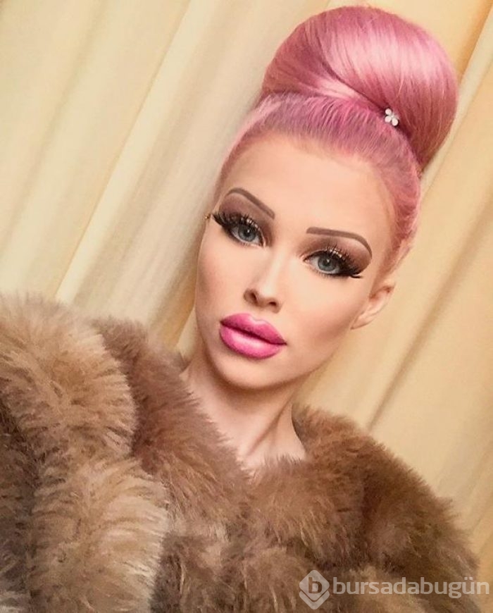 Barbie bebeğe benzemek için servet harcıyor!