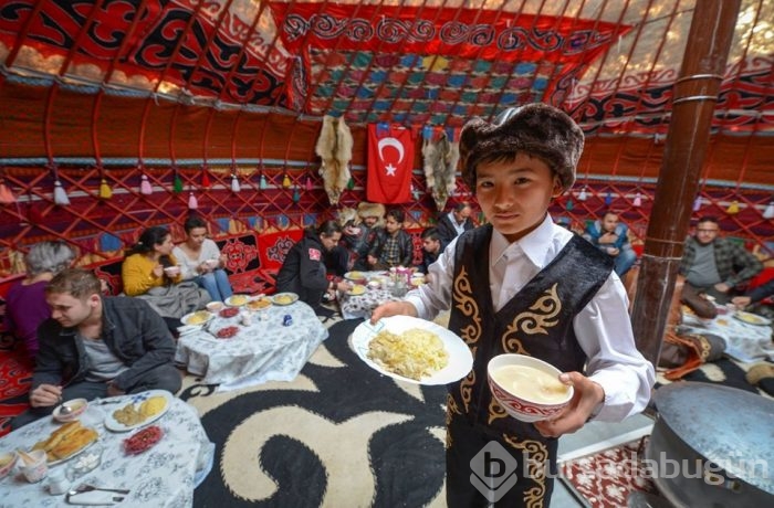 'Diriliş Ertuğrul' Kırgız Türkleri'nin evinde