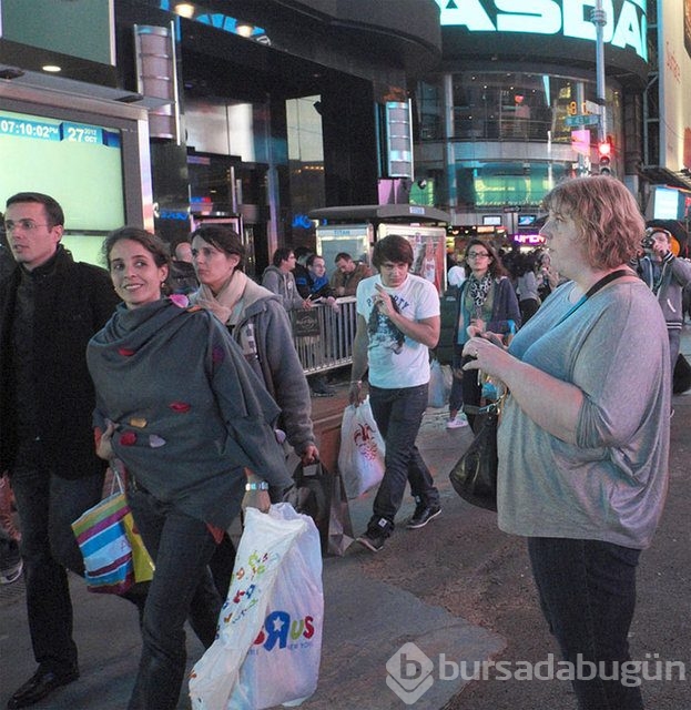 İnsanların kilolulara nasıl baktığını göstermek için fotoğraf çekiyor!

