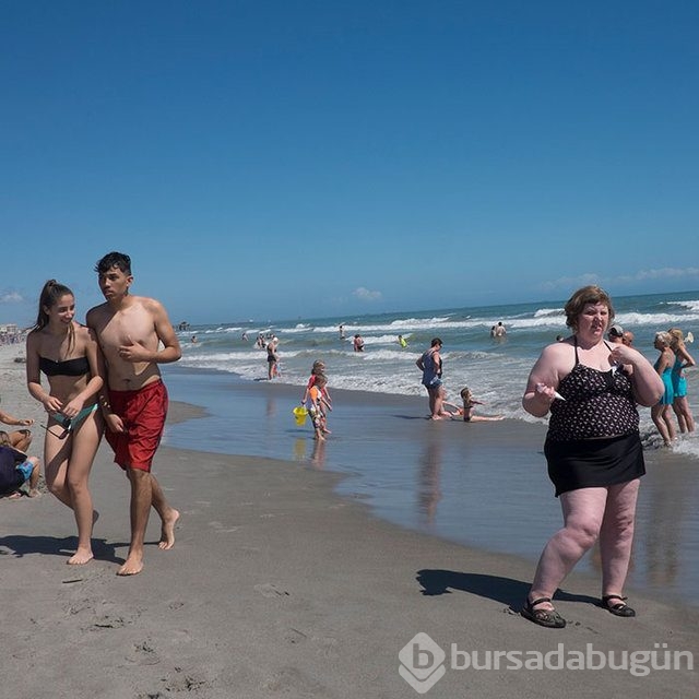 İnsanların kilolulara nasıl baktığını göstermek için fotoğraf çekiyor!

