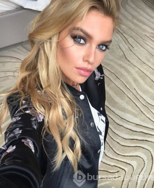 Victoria's Secret modeli Stella Maxvell'den iddialı poz
