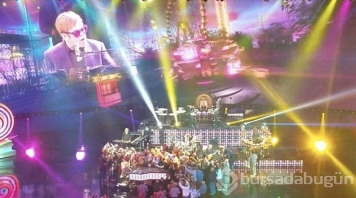 Elton John konserde hayranına küfür etti!
