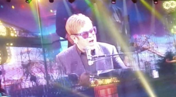 Elton John konserde hayranına küfür etti!
