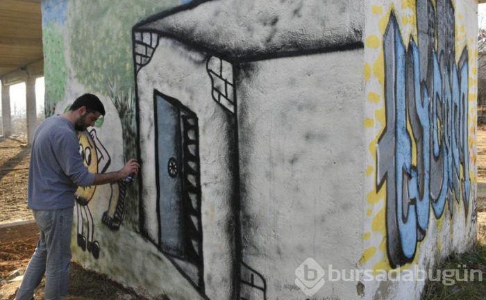 Çocukluğunun geçtiği sokakları boyuyor
