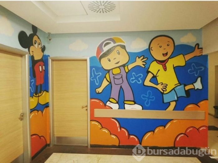 Çocukluğunun geçtiği sokakları boyuyor

